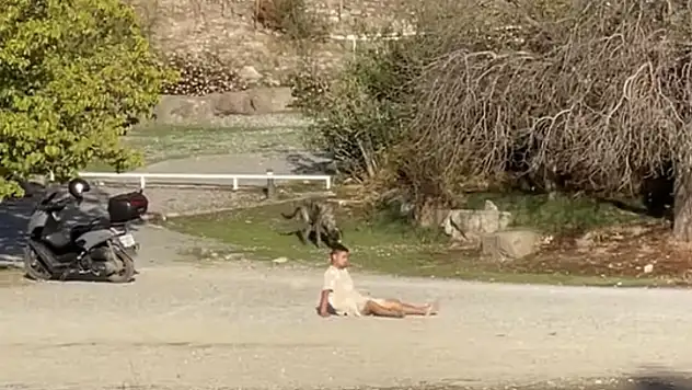 Tarihi kapı önünde iki gençten utandıran görüntüler