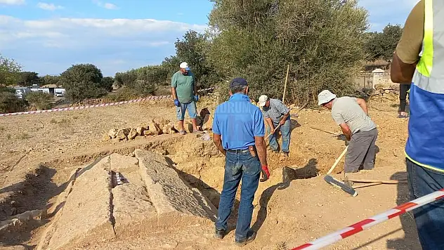 Tarlayı Sürerken Oda Mezarı Buldu