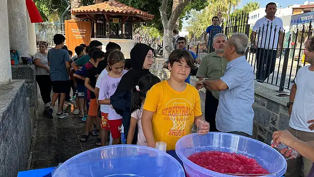 Tepecik Camiinde İkram Edilen Buz Şerbetine Yoğun İlgi