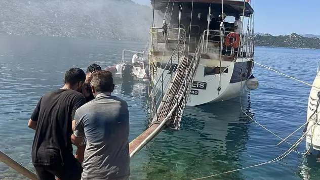 Tersane iskelesinde yangın korkuttu