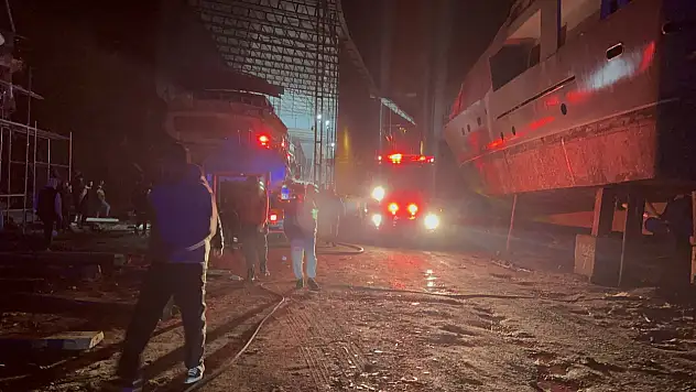 Tersane yangını: Söndürme çalışmaları sürüyor