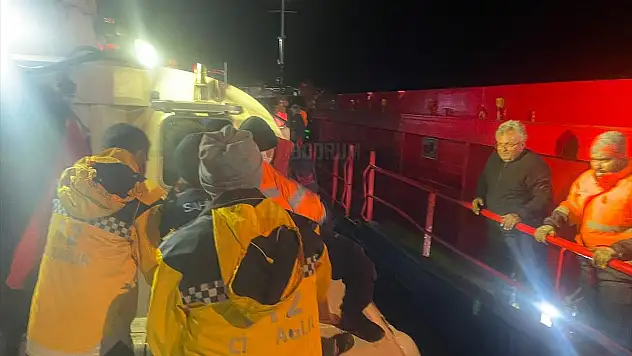 Ticari gemide çıkan yangında bir kişi dumandan etkilendi....