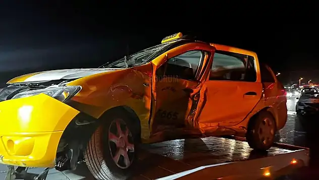 Ticari Taksi ile Otomobil Çarpıştığı Kazada 1 Ağır 5 Kişi Yaralandı