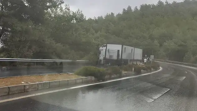 Tır bariyerlere çarptı trafik felç oldu!