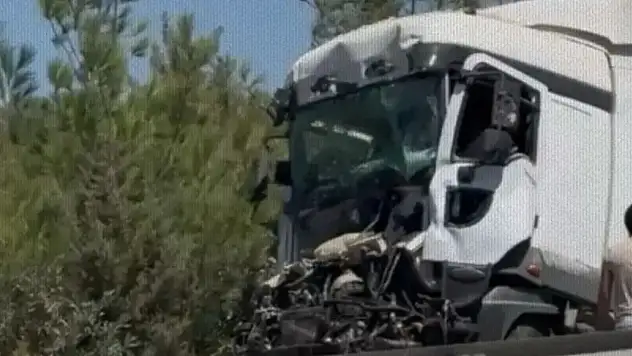 Tır çarpışmasında sürücü kabinde sıkıştı !
