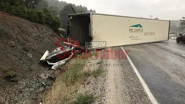 Tır devrildi: 1 yaralı