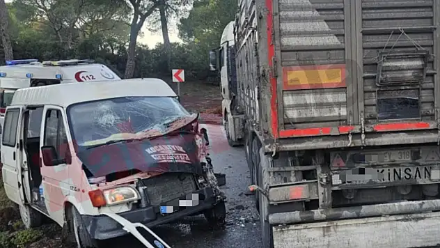 TIR ile kamyonet çarpıştı 3 yaralı
