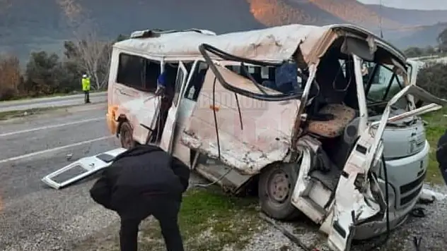 TIR, öğrenci servisiyle çarpıştı: 17 yaralı