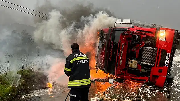 Tırın Altında Kalan Araçta 3 Kişi Yaralandı
