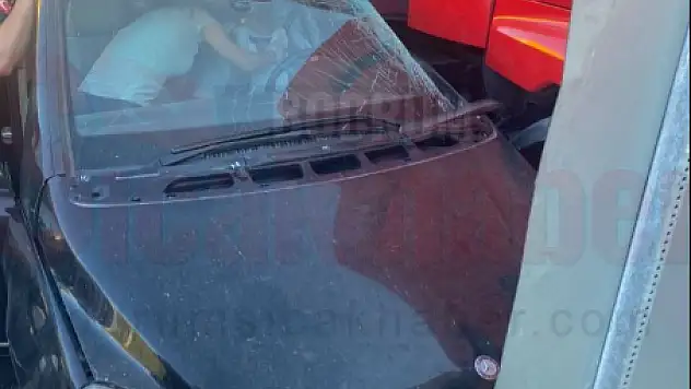 Tır'ın Çarptığı Araçtaki 2 Kişi Yaralandı