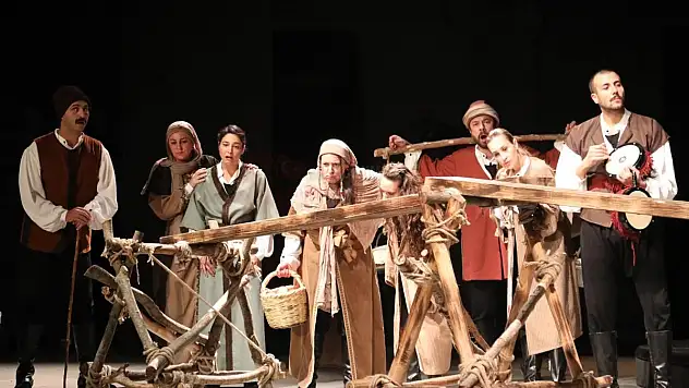 Tiyatro Festivali'nin ilk Oyunu Deli Dumrul Beğeni İle İzlendi