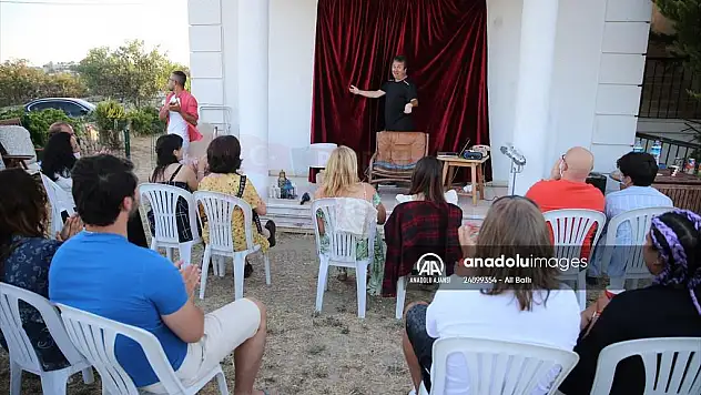 Tiyatrocu Metin Zakoğlu'nun Bodrum ilçesindeki evinin bahçesinde sahnelediği oyunlar ilgi görüyor