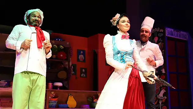 TİYATROYU DOLDURAN ÇOCUKLAR 'HARİKALAR MUTFAĞI'NDAN HARİKA DUYGULARLA AYRILDILAR