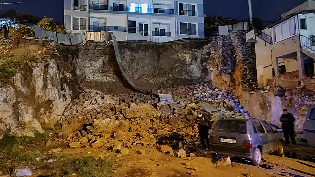 Toprak Kayması Araçta Maddi Hasar Yarattı