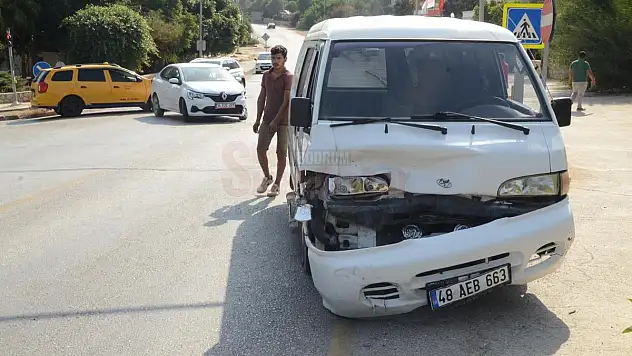 Torba Kavşağında Araçlar Kafa Kafaya Çarpıştı