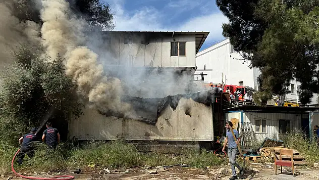 Korkutan yangın: Konteyner alev alev yandı