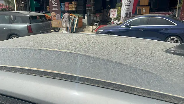 Tozla karışan yağmur çamur yağdırdı araç sahipleri yıkamacılara akın etti