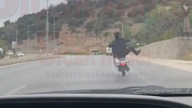 Trafiğe Aldırış Etmeden Tekerini Havaya Kaldırdı Gidonu Bıraktı