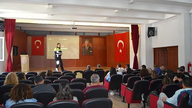 Trafik Ekipleri Sürücü Kursu Eğitmenlerine Kurs Verdi