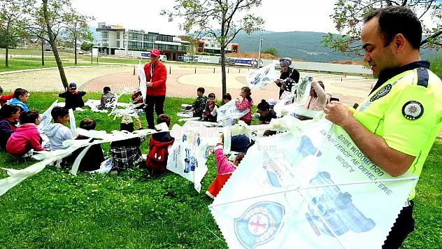 Trafik Haftası'nda Depremzede Çocuklar Uçurtma Şenliğinde Eğlendi