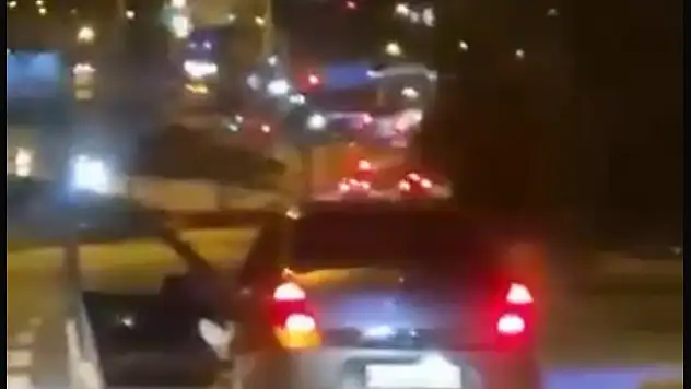 Trafik magandası pes dedirtti kapısı açık halde yolda ilerledi