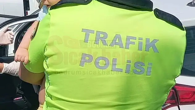 TRAFİK POLİSİNDEN MİNİK YÜREĞE ŞEFKAT ELİ!