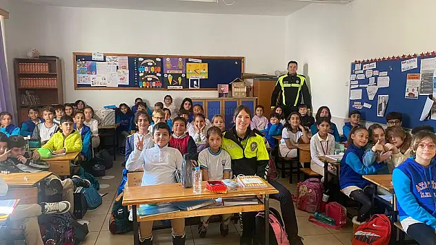 Trafik Şube Ekipleri Öğrencilere Eğitimler Veriyor