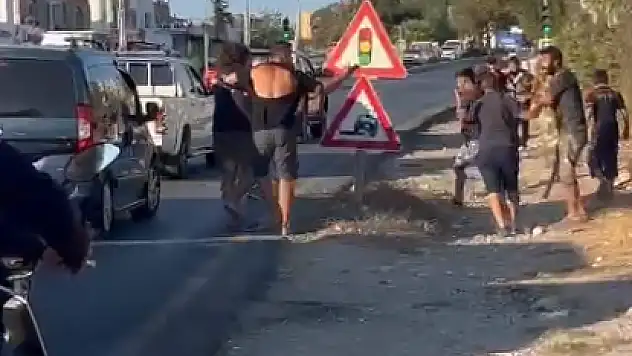 Trafikte Sopalarla Birbirlerine Girdiler