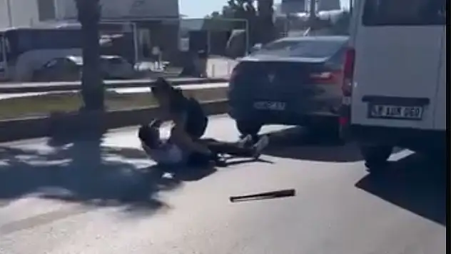 Trafikte sopalı yumruklu kavga