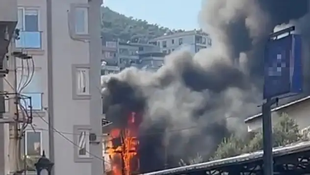 Trafo patladı, alevler sokağı sardı! Korku dolu anlar!