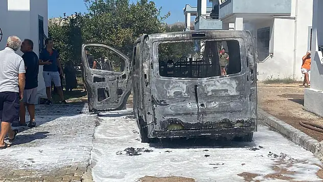 Turgutreis'de Bir kamyonet Yandı Küle Döndü