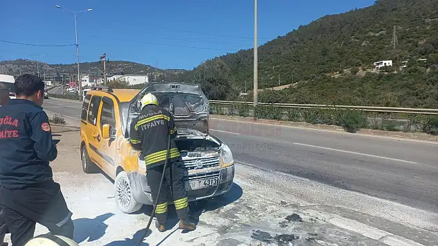 TURİSTLERİ TAŞIYAN TAKSİ ALEV ALEV YANDI