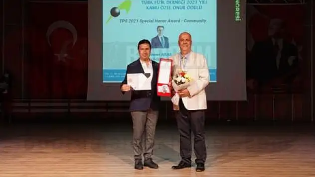 TÜRK FİZİK DERNEĞİ'NDEN BAŞKAN ARAS'A ONUR ÖDÜLÜ
