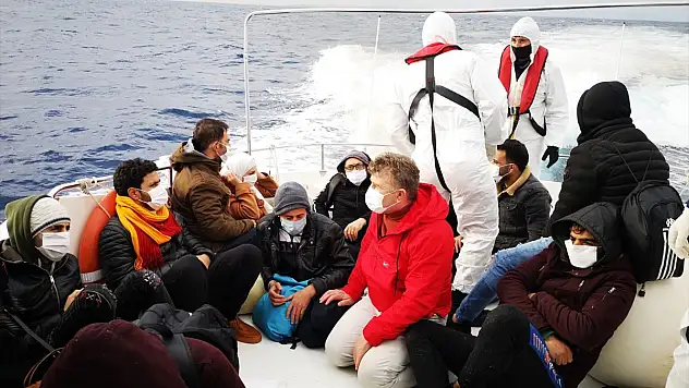 Türk kara sularına itilen 15 düzensiz göçmen kurtarıldı