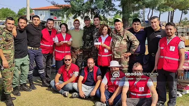 Türk Kızılaydan, Muğla'da söndürme çalışması yürüten Azerbaycan ekibine doğum günü sürprizi