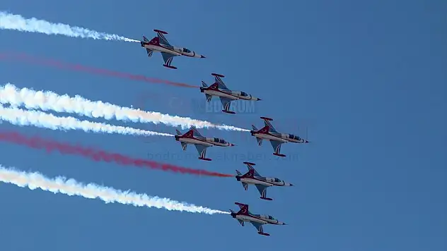 Türk Yıldızları gösteri uçuşu yaptı