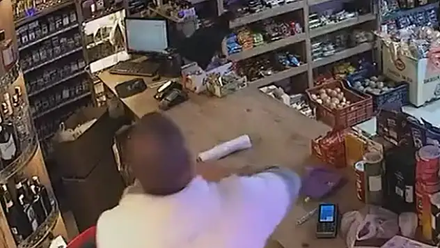 Türkbükü'nde Tavuk Alarmı: Marketin Yeni Müdavimi Ortalığı Birbirine Kattı!