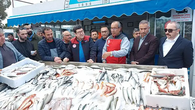 Tuttukları balıkları açık artırmada satıp, parasını depremzedelere bağışladılar