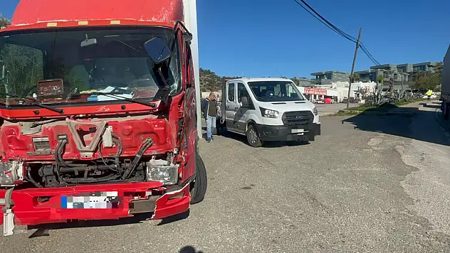 Üç araç birbirine girdi