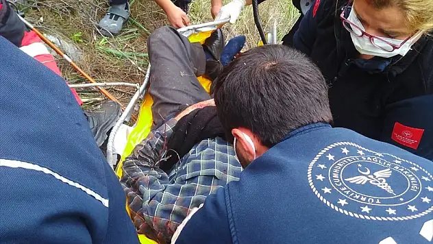 Uçuruma devrilen otomobilin sürücüsü kurtarıldı