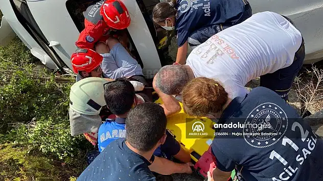Uçuruma devrilen otomobilin sürücüsünü itfaiye kurtardı