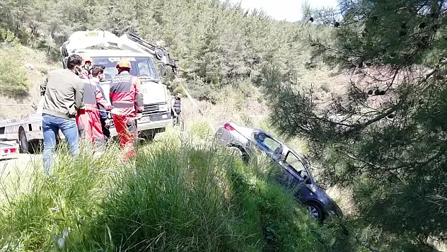 Uçurumun kenarında askıda kalan otomobildeki sürücüyü itfaiye kurtardı