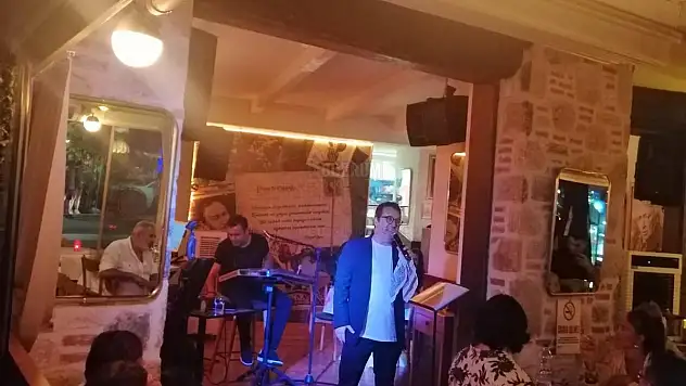 Ünlü Sanatçı'dan Hayranlarına Single Sürprizi