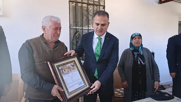 Vali Akbıyık Şehit Astsubay Emrah Kuran'ın ailesini ziyaret etti