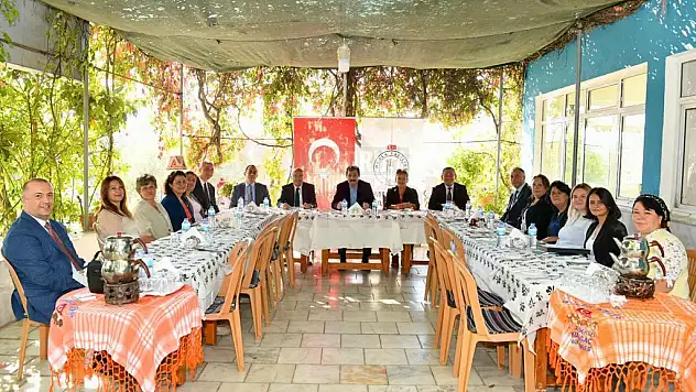 Vali Orhan Tavlı Kızılağaç Mahallesinde Kadın Muhtarlarla Bir Araya Geldi