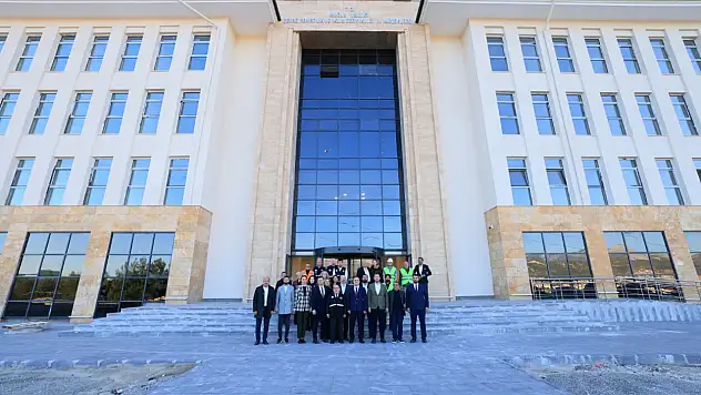 Vali Dr. İdris Akbıyık çevre dostu yeni binayı inceledi