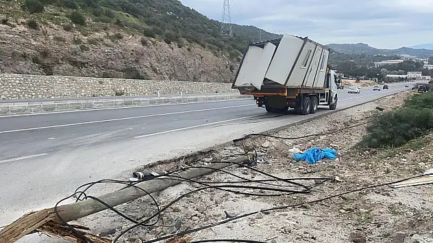 Vincin Taşıdığı Konteyner Telefon Tellerine Takıldı, Direkler Yıkıldı