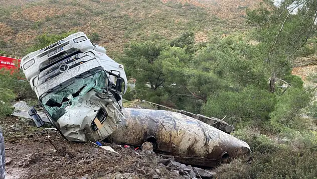 Virajı alamayan tır devrildi 1 yaralı