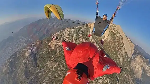 Wingsuit Sporcuları Koçak ile Toy'un Şovu Nefesleri Kesti
