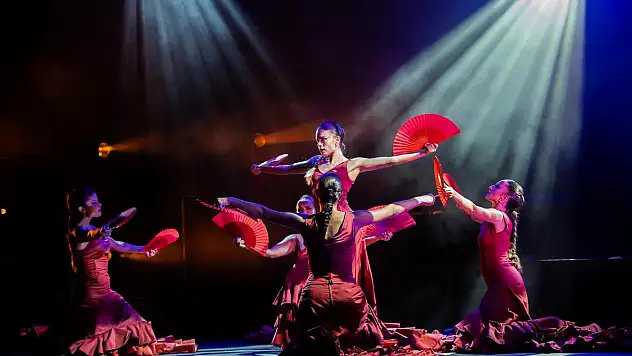 'Woman By Aarón Vivancos'  Dakikalarca Ayakta Alkışlandı